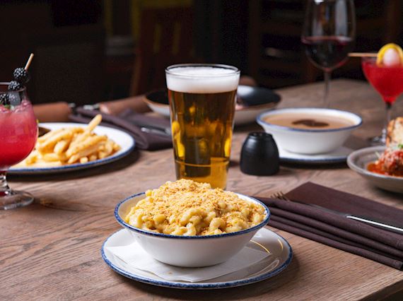 Macaroni and cheese and a glass of draft beer